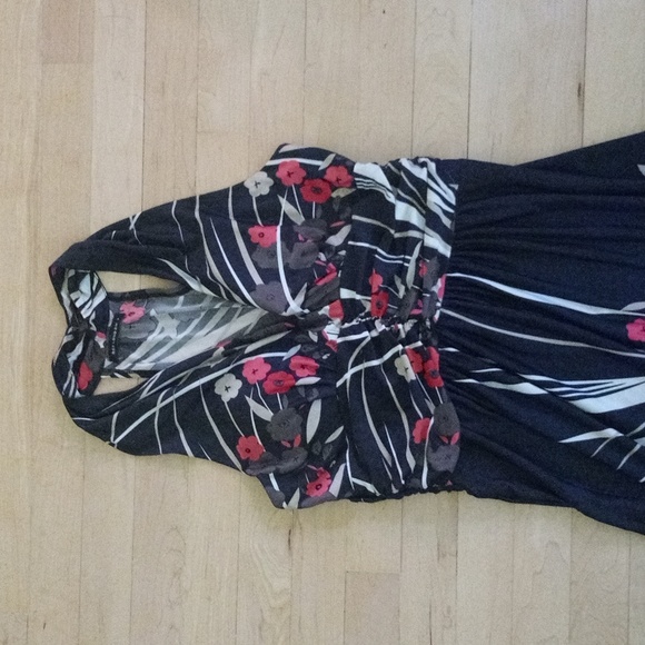 Qed London silky floral sleeveless dress Medium - Picture 2 of 3
